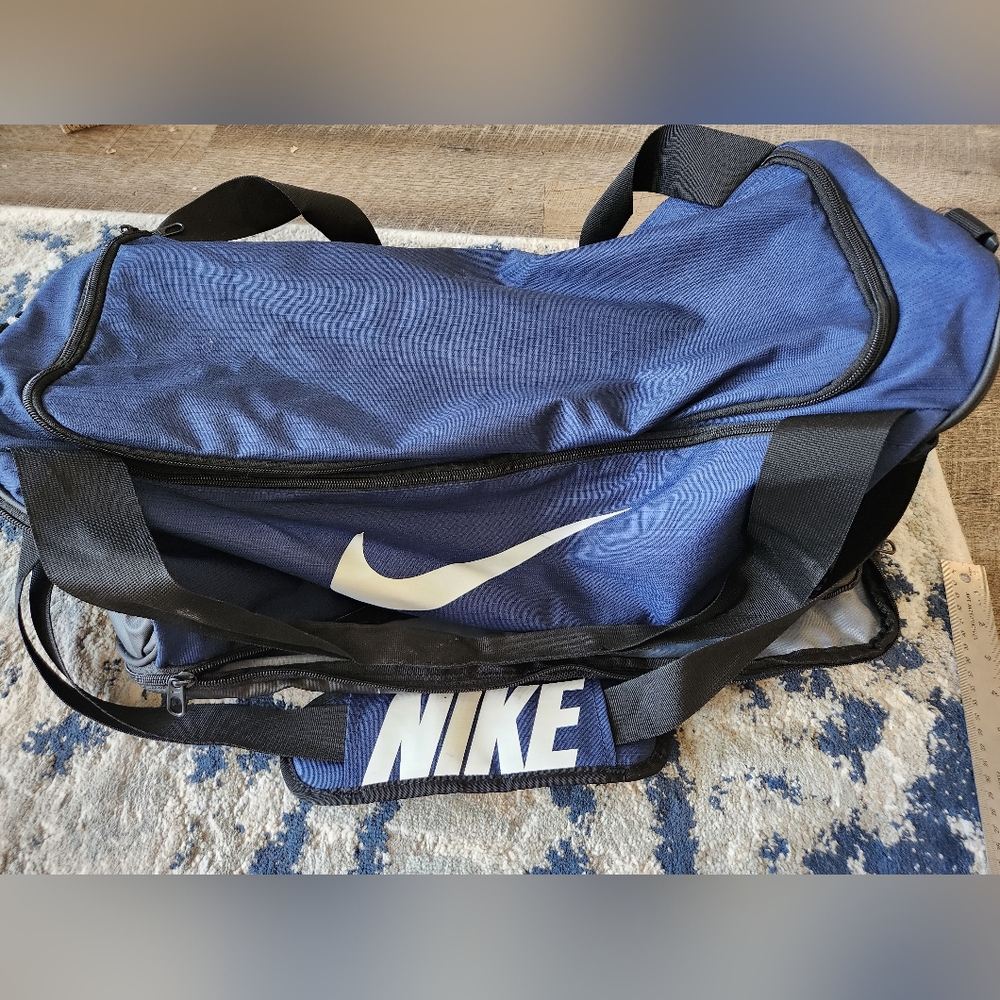 Nike medium duffel bag